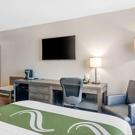 Quality Inn & Suites Amsterdam Фредериктон Экстерьер фото