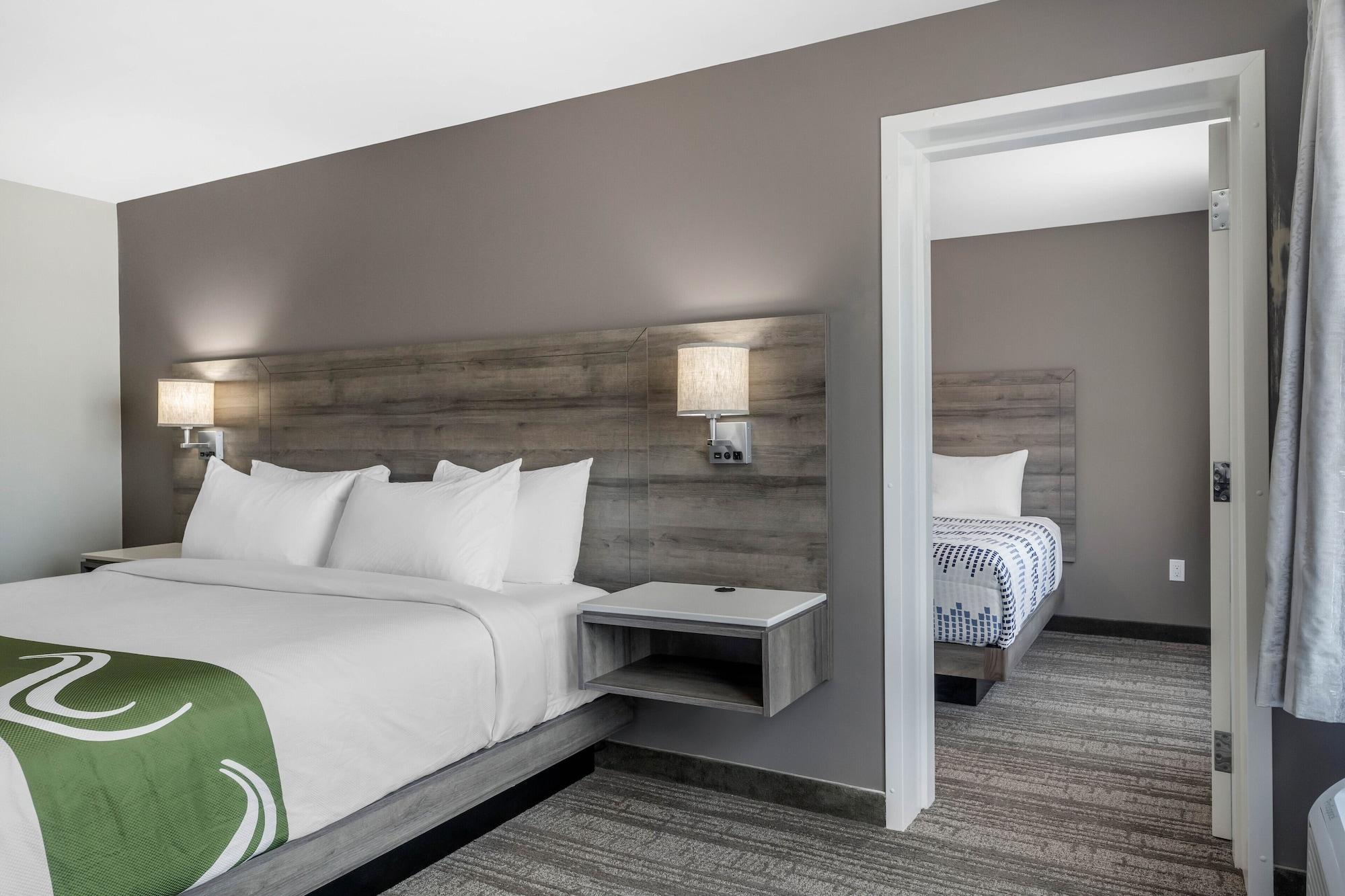 Quality Inn & Suites Amsterdam Фредериктон Экстерьер фото