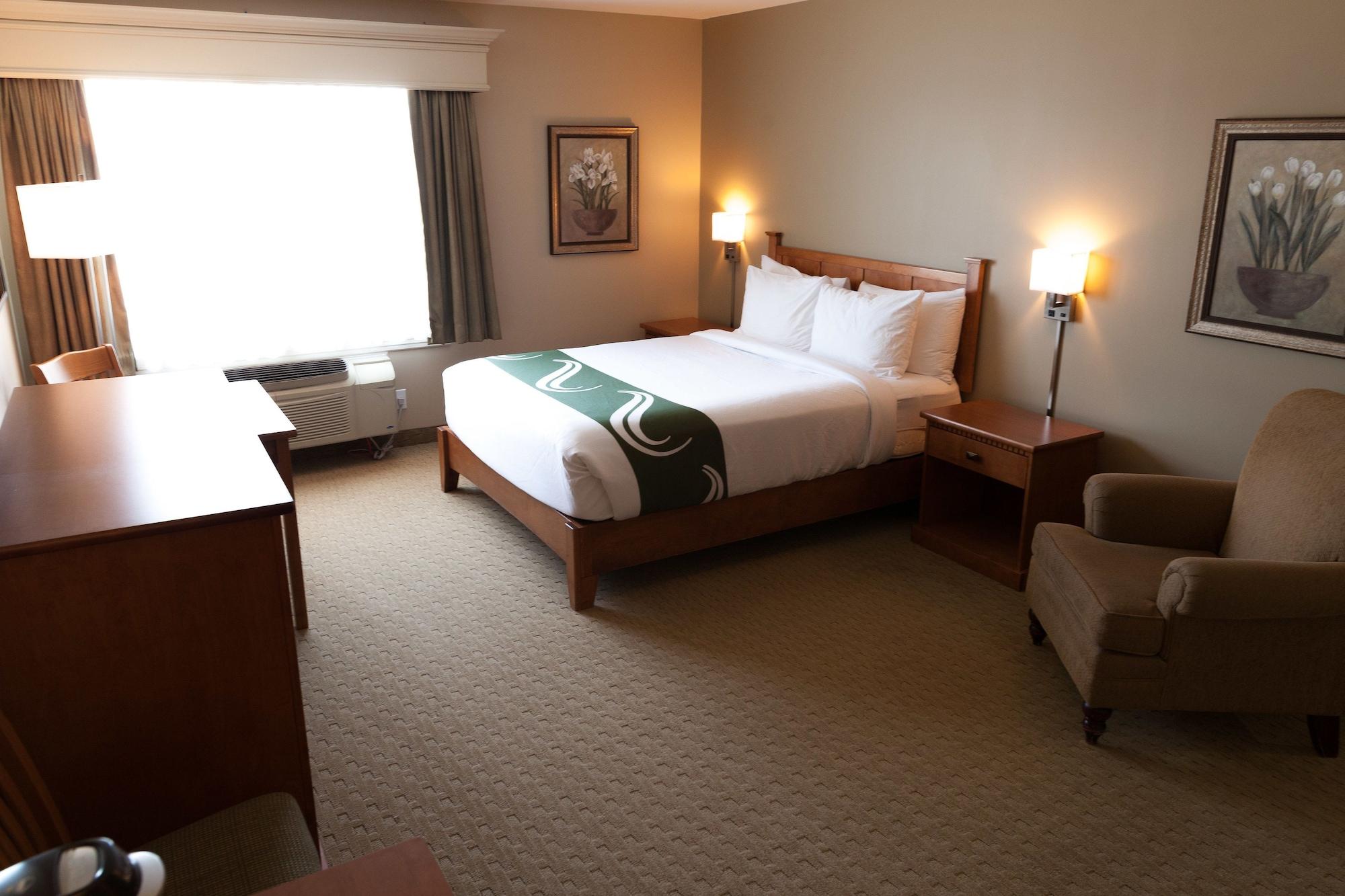 Quality Inn & Suites Amsterdam Фредериктон Экстерьер фото