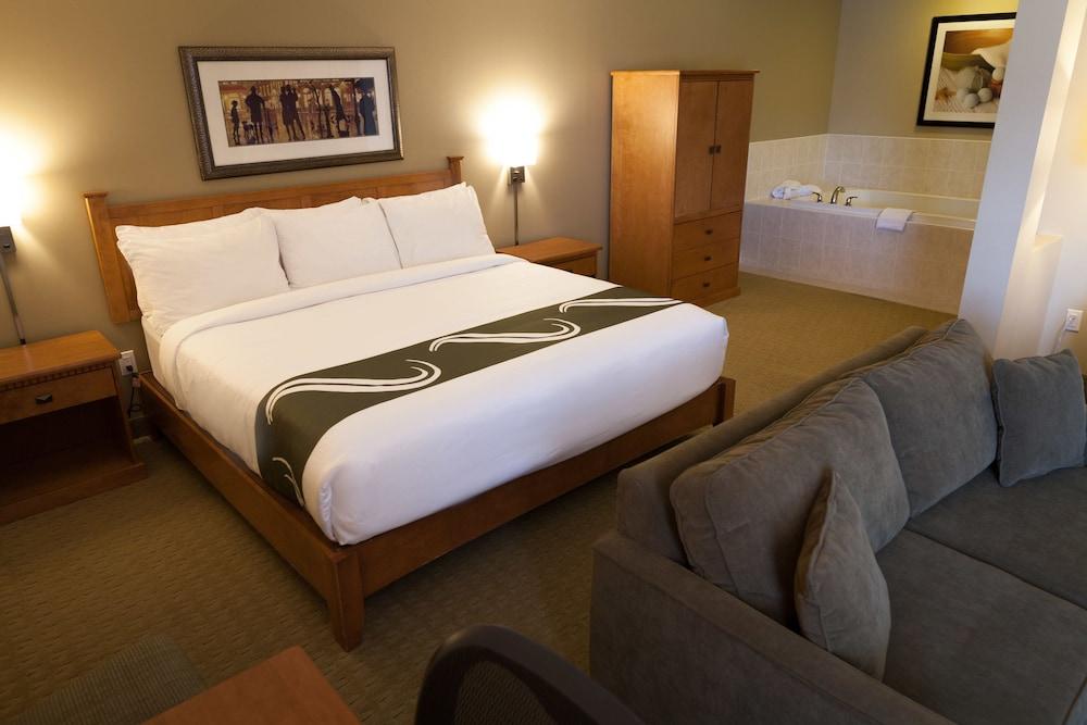 Quality Inn & Suites Amsterdam Фредериктон Экстерьер фото