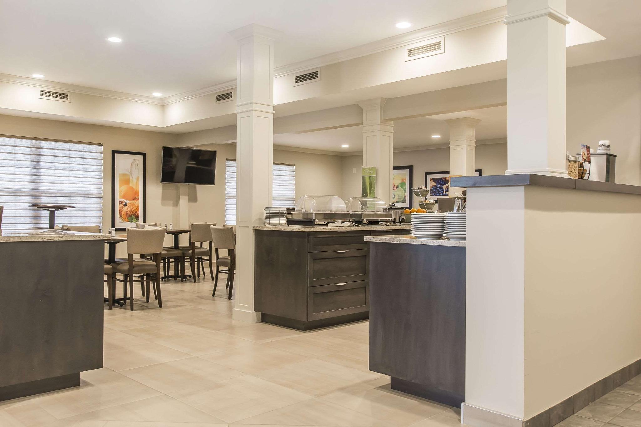 Quality Inn & Suites Amsterdam Фредериктон Экстерьер фото