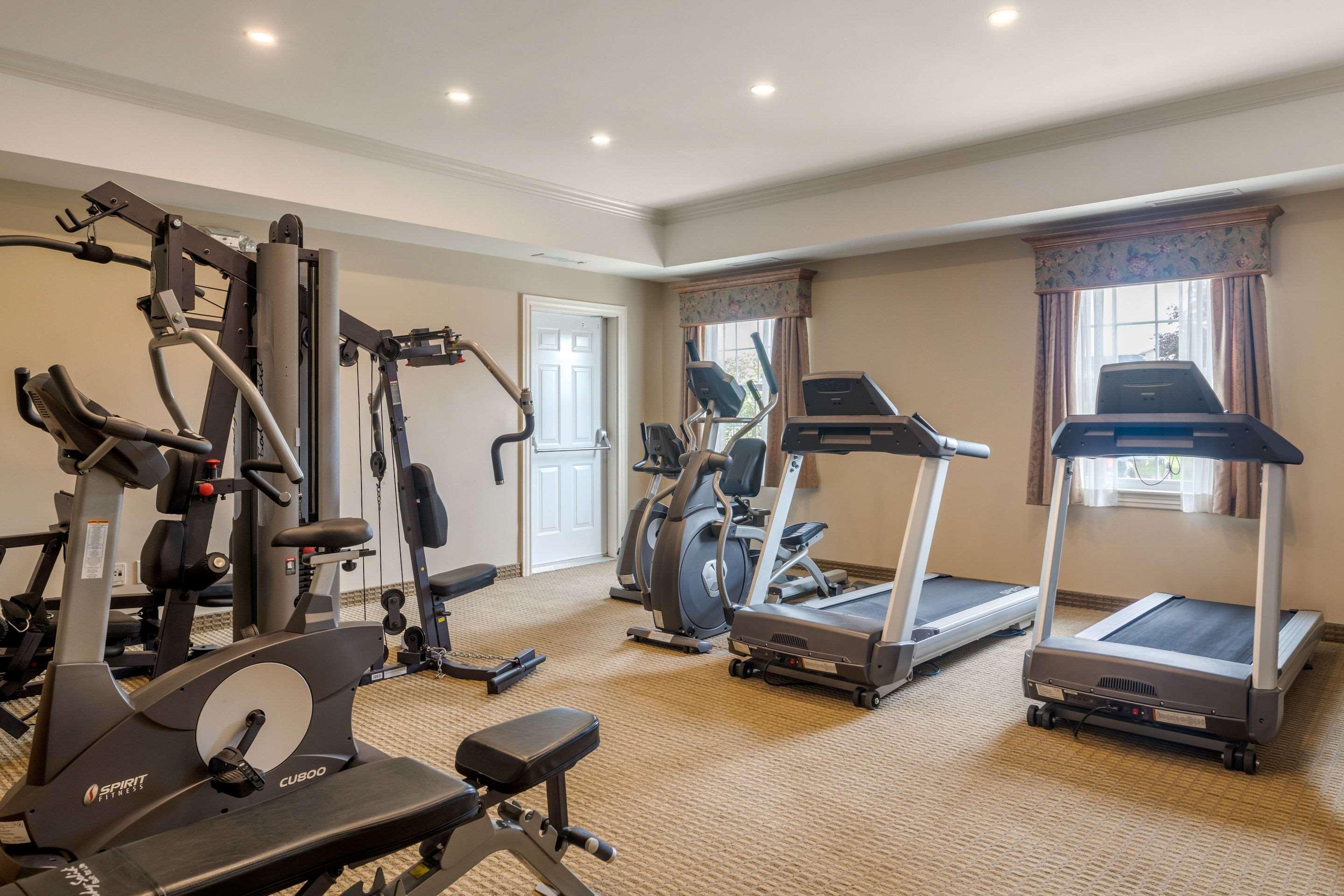 Quality Inn & Suites Amsterdam Фредериктон Экстерьер фото