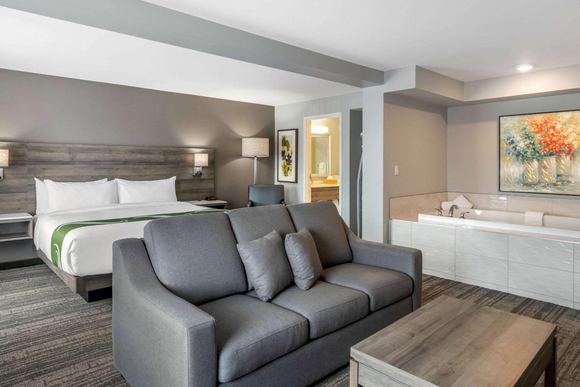 Quality Inn & Suites Amsterdam Фредериктон Экстерьер фото