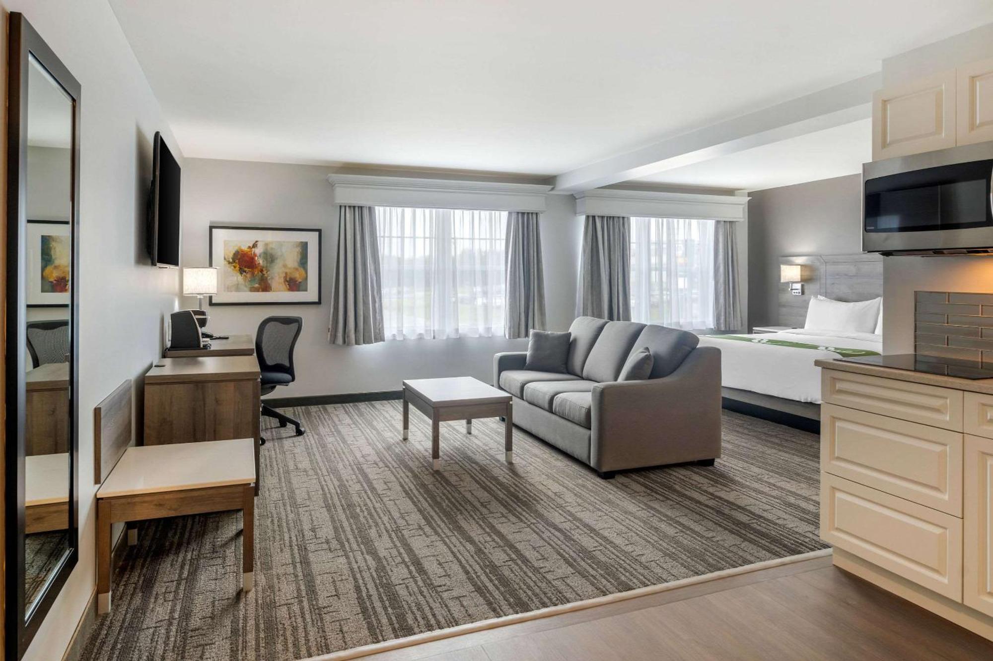 Quality Inn & Suites Amsterdam Фредериктон Экстерьер фото