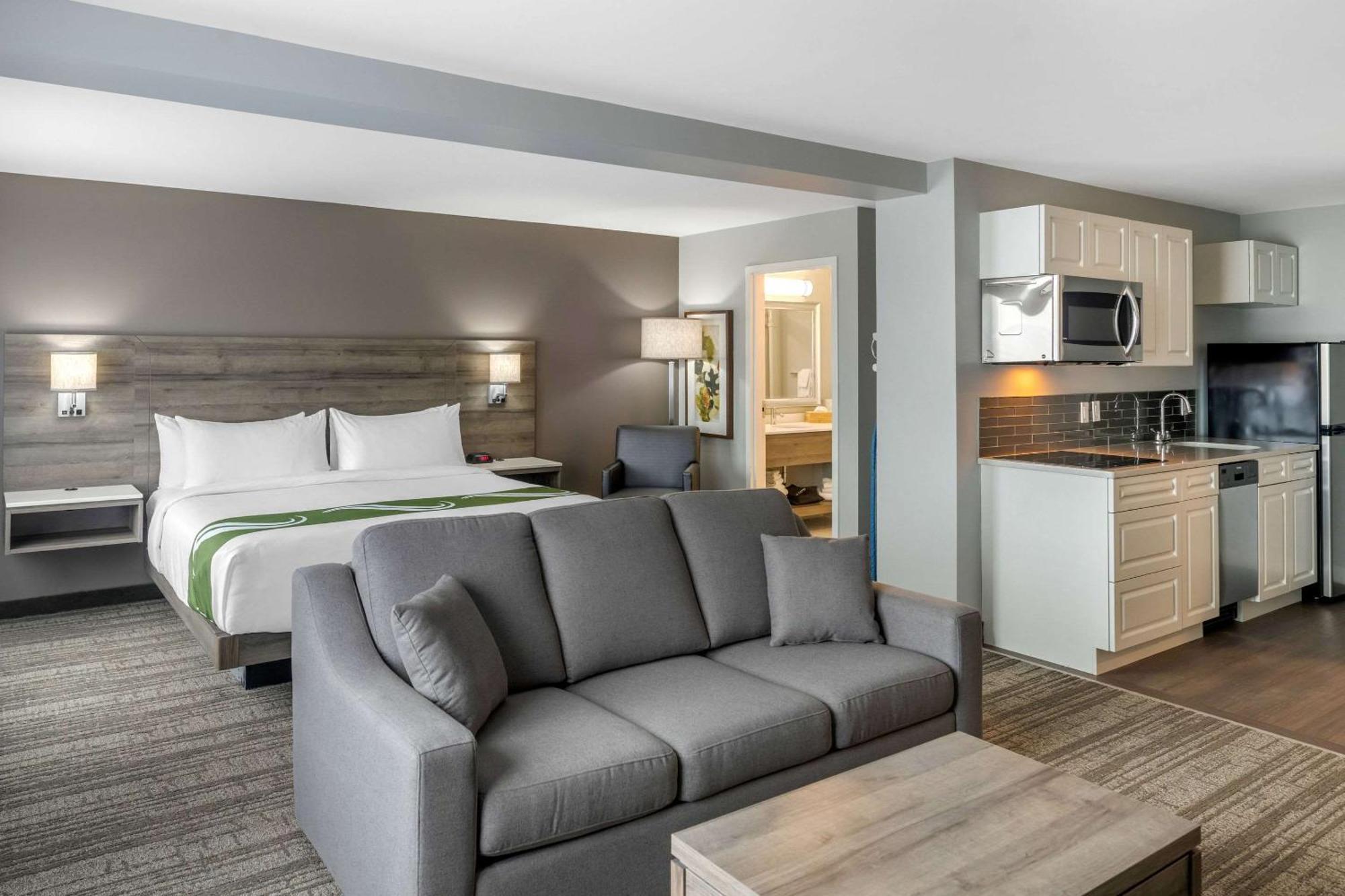 Quality Inn & Suites Amsterdam Фредериктон Экстерьер фото