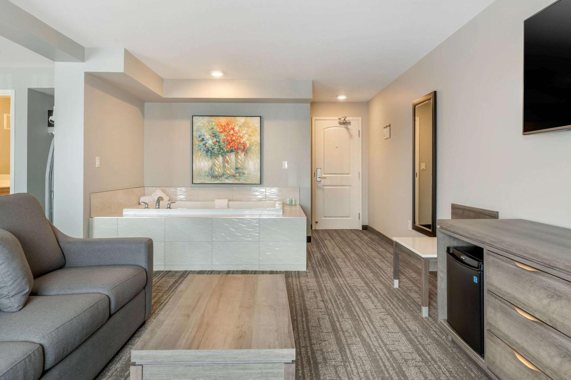 Quality Inn & Suites Amsterdam Фредериктон Экстерьер фото