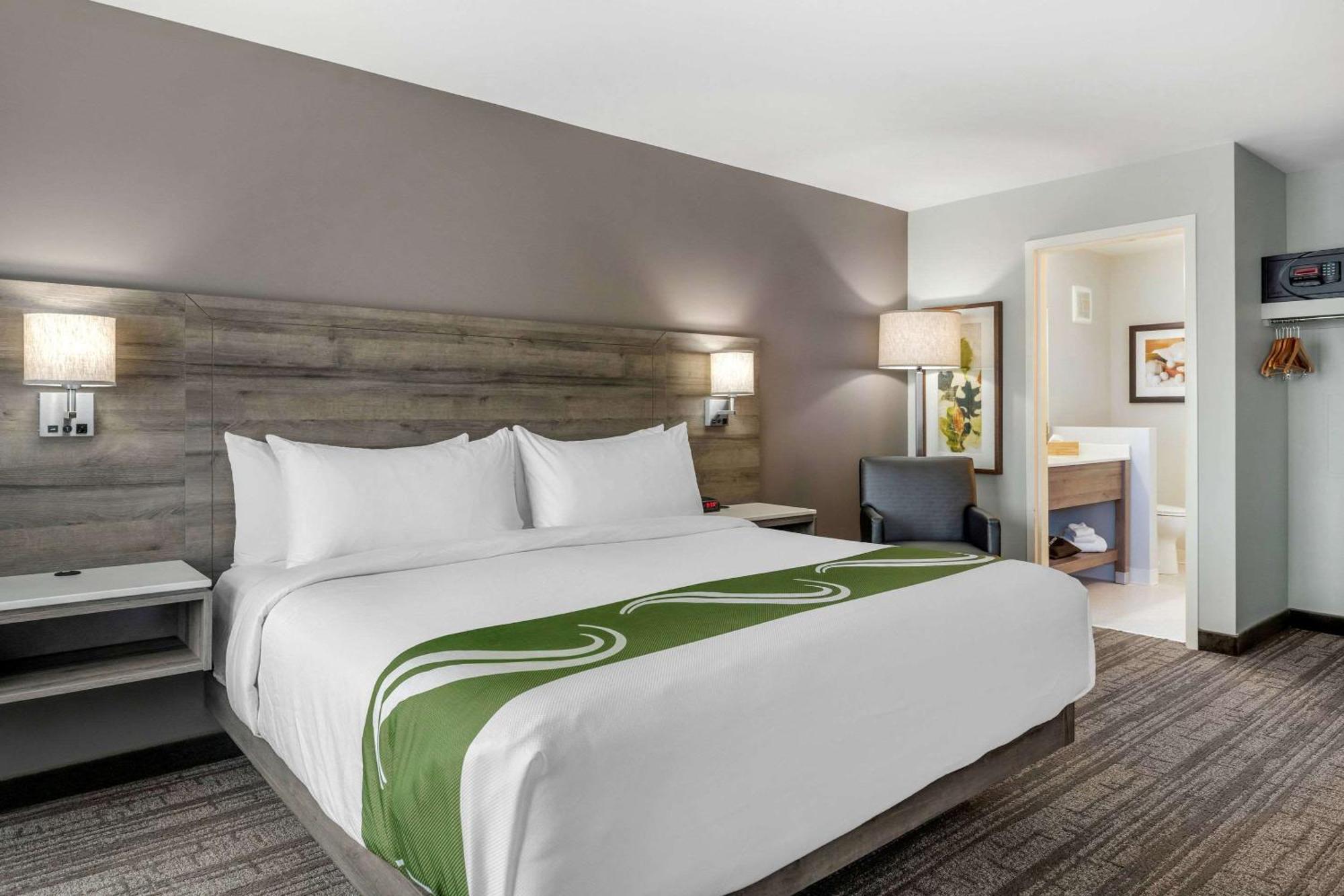 Quality Inn & Suites Amsterdam Фредериктон Экстерьер фото