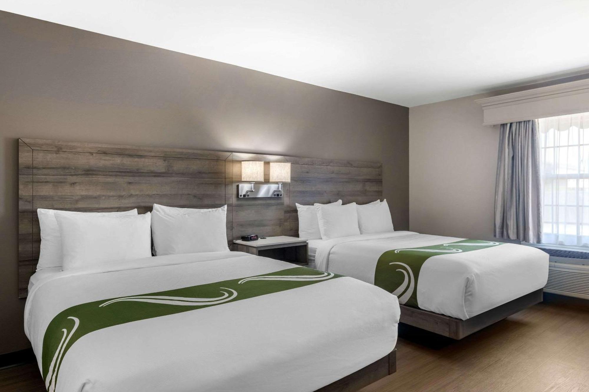 Quality Inn & Suites Amsterdam Фредериктон Экстерьер фото