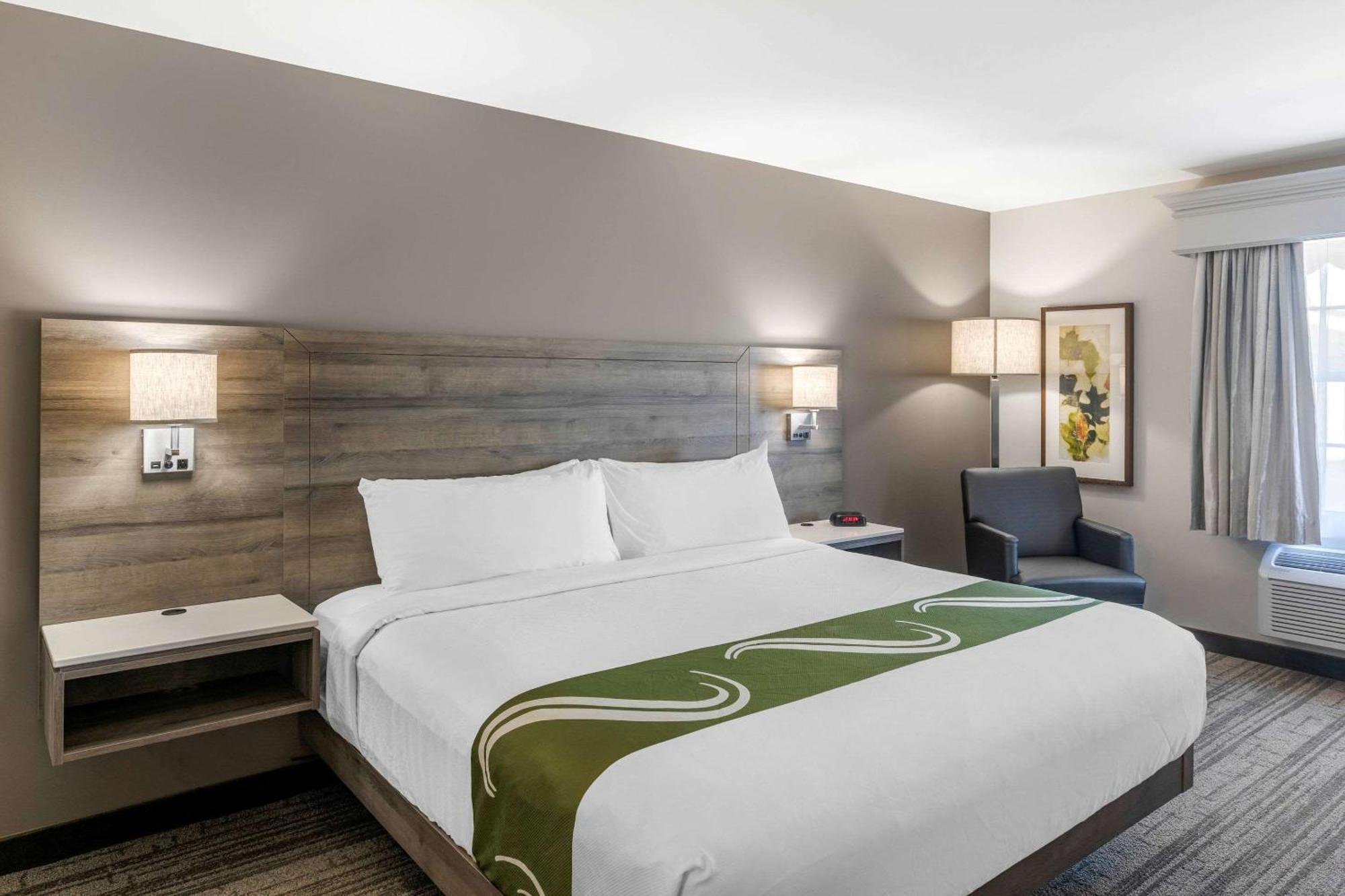 Quality Inn & Suites Amsterdam Фредериктон Экстерьер фото