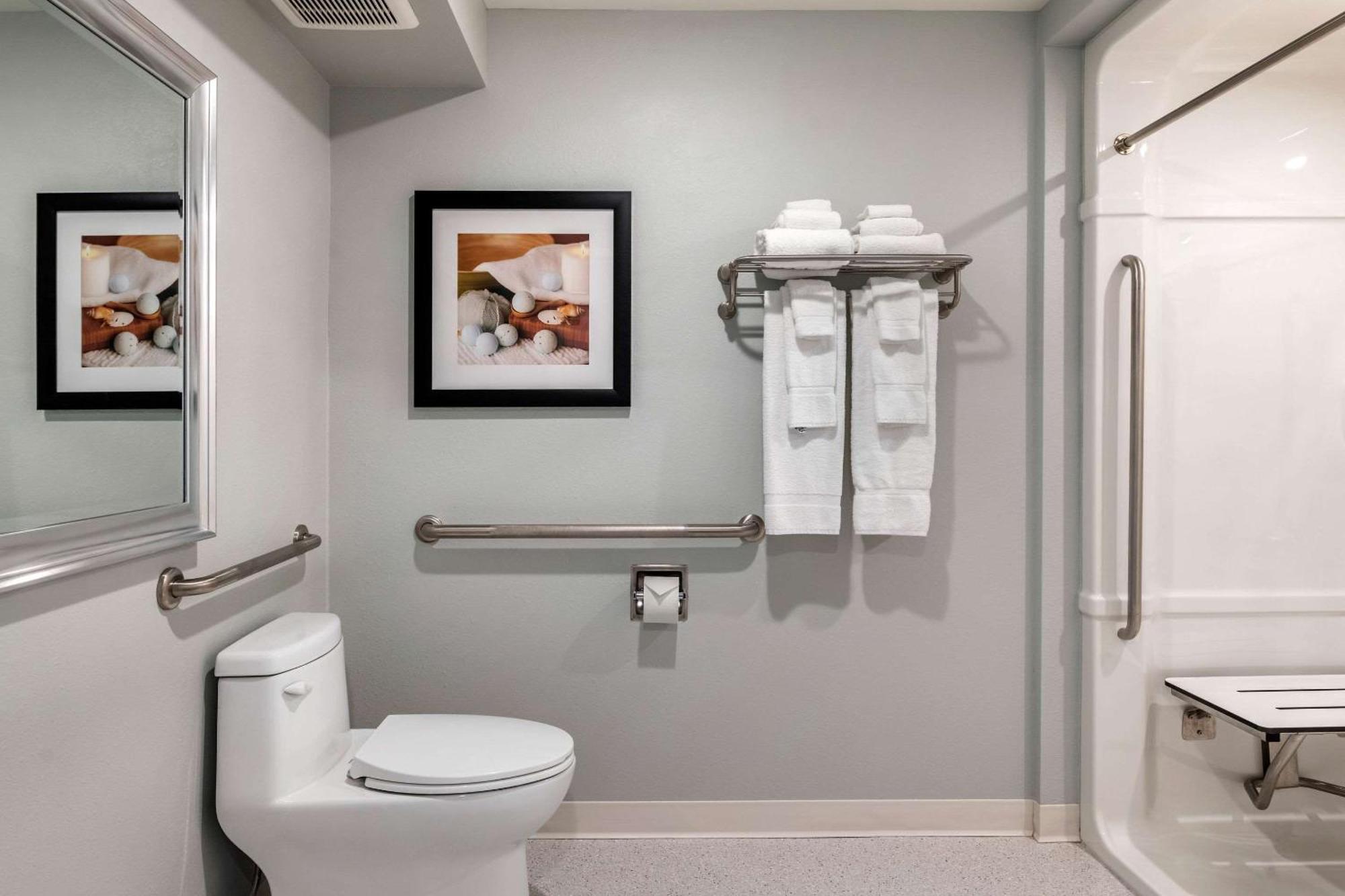 Quality Inn & Suites Amsterdam Фредериктон Экстерьер фото