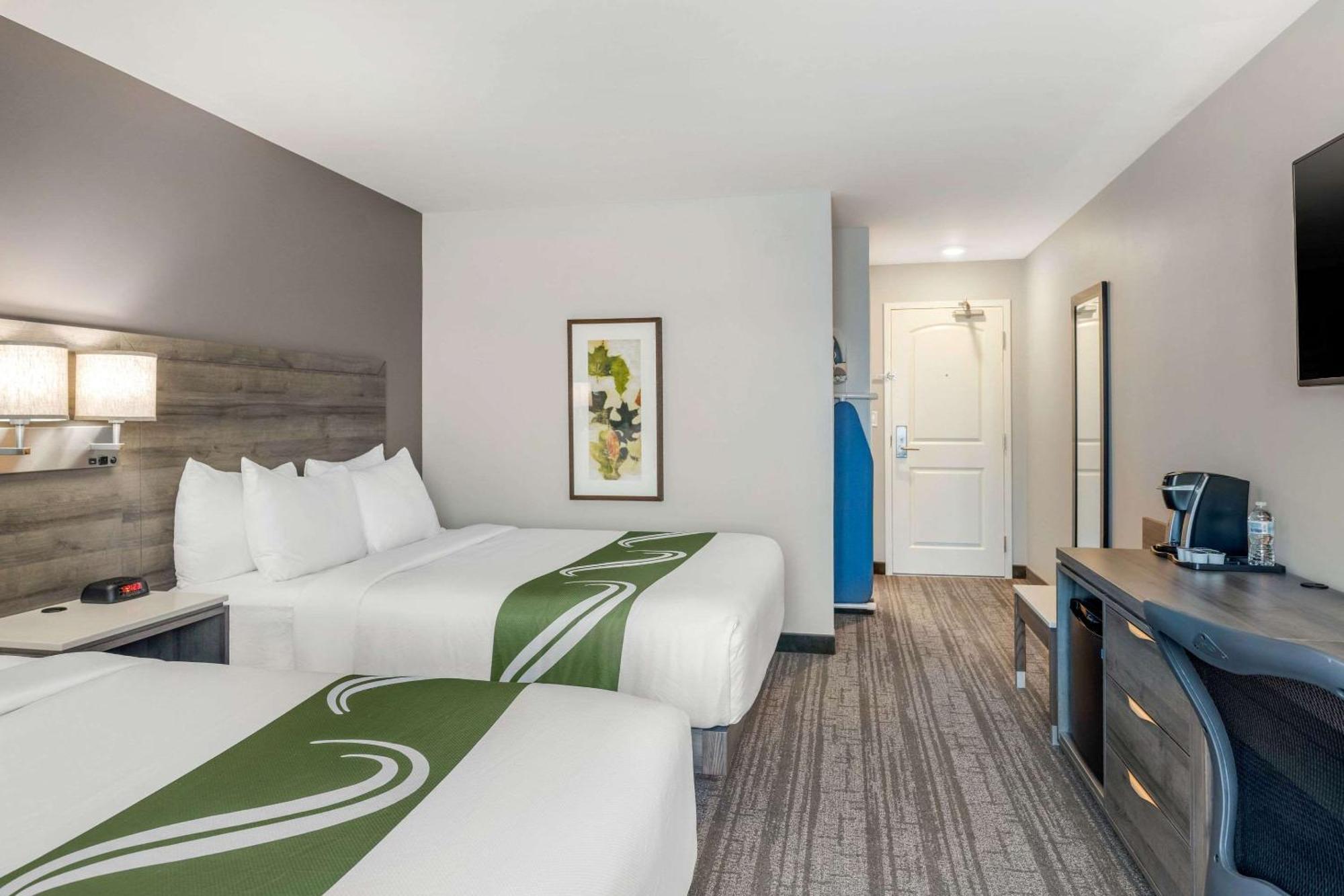 Quality Inn & Suites Amsterdam Фредериктон Экстерьер фото